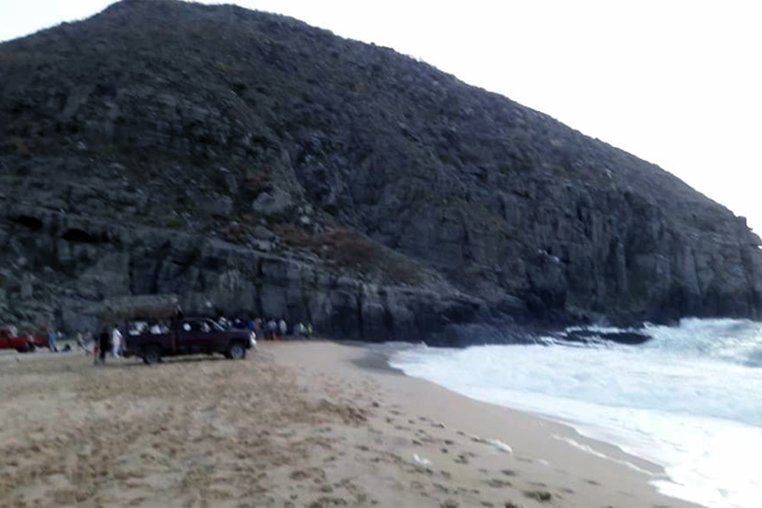 Rescataron a mujer a punto de ahogarse en playa Punta Lobos de Todos Santos  - BCS Noticias